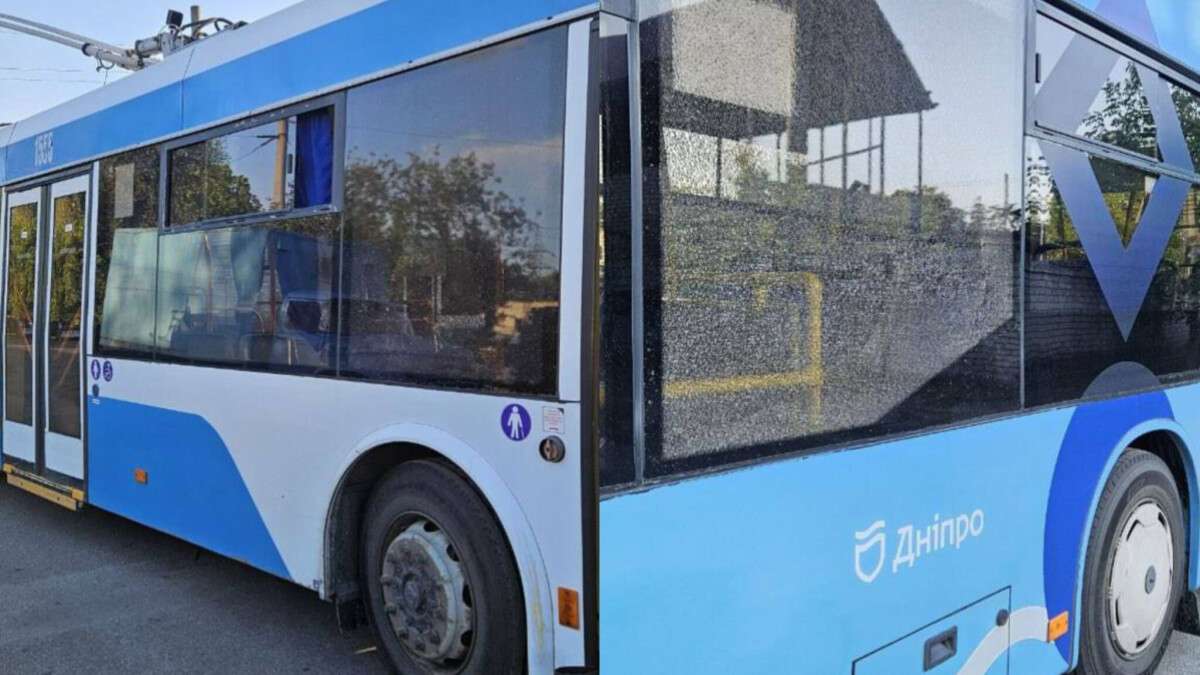 Невідомі потрощили тролейбуси та зупинку